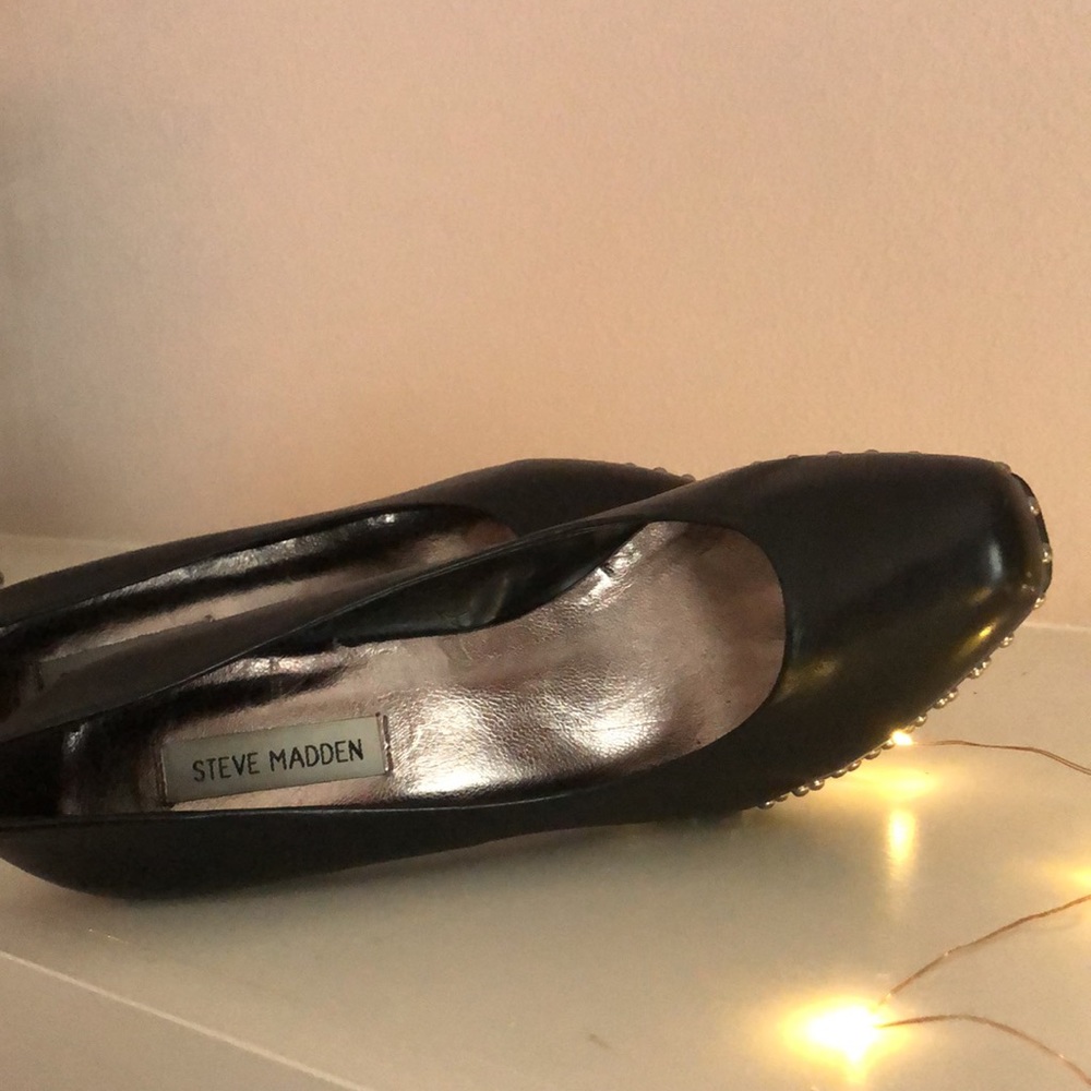 Steve Madden black 4 in pump with riveting detail. - Picture 6 of 9